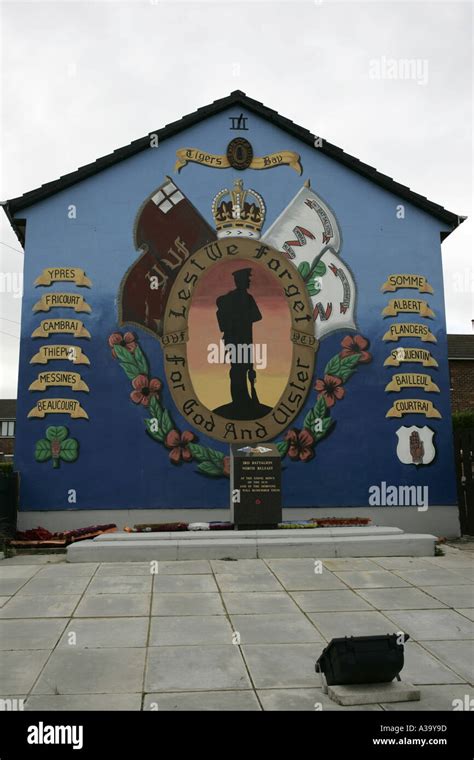 Belfast unionist loyalist murals ulster uvf volunteer hi-res stock photography and images - Alamy