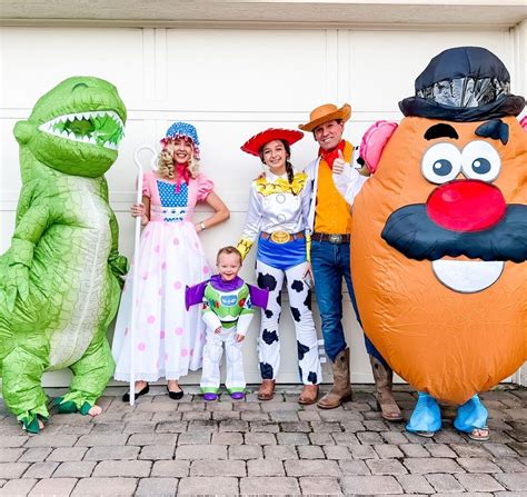 35+ *Cutest* Disney Family Halloween Costumes - 2023