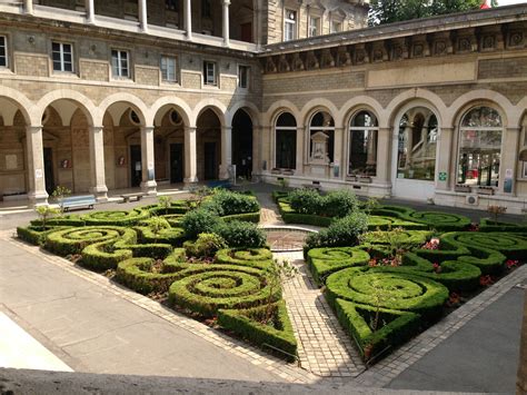 Hôtel Dieu ; Oldest Hospital in Paris Threatened With Scandalous Changes