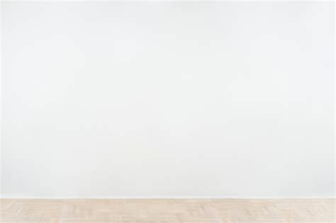 Free Photo | White blank concrete wall mockup with a wooden floor