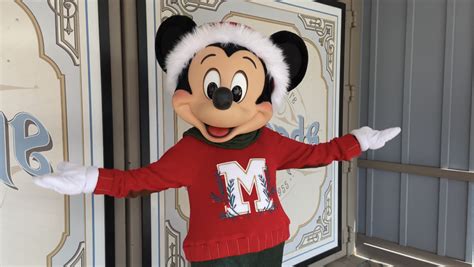 Mickey, Minnie, and Friends Appear in 2022 Holiday Outfits at ...