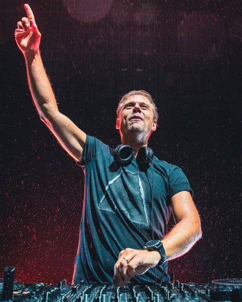 Armin Van Buuren célèbre les 15 ans de "In & Out Of Love"