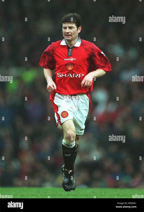 DENIS IRWIN MANCHESTER UNITED FC 16 March 1997 Stock Photo - Alamy