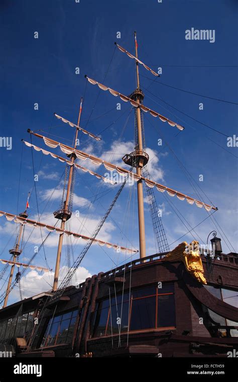 Three masted sailing ship hi-res stock photography and images - Alamy