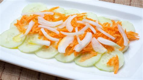 Ensalada de pepino, zanahoria y cebolleta