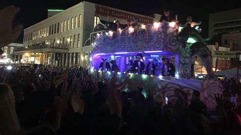 Thousands attend Mardi Gras parade in Galveston