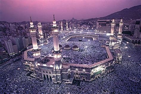 Kaaba Shrine in Mecca at night. Saudi Arabia | perfume Mekka ...