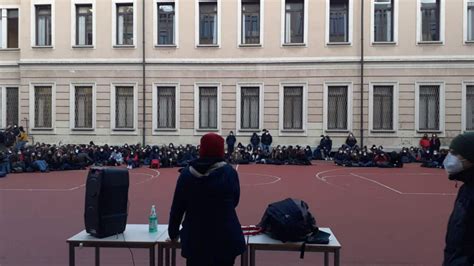 I prof si arrendono agli studenti del Manzoni: i voti dovranno d’ora in avanti essere ...