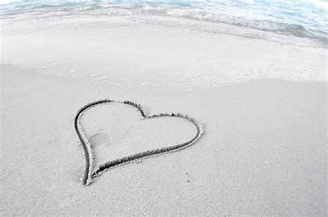 White sand with Heart shaped HD wallpaper | Wallpaper Flare