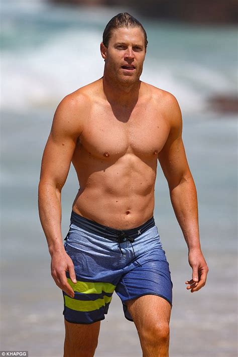 Bondi Vet's Dr. Chris Brown shows off his toned torso at beach | Daily Mail Online