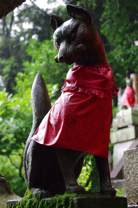 File:20100714 Fox statue in Fushimi Inari Shrine 1633.jpg - Wikipedia