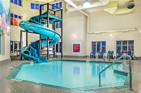 Edmonton Hotels With Waterslides: 13 Pools To Plunge Into!