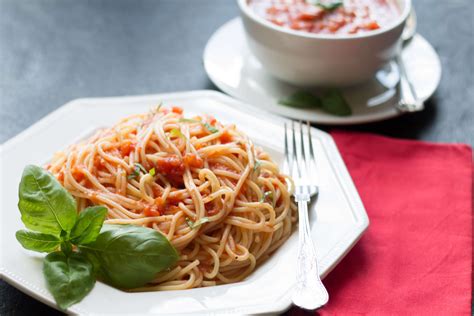 Quick & Easy Tomato Basil Pasta Sauce - Erren's Kitchen