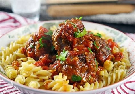 Slow Cooker Meatballs in a Tomato Sauce - Slow Cooking Perfected