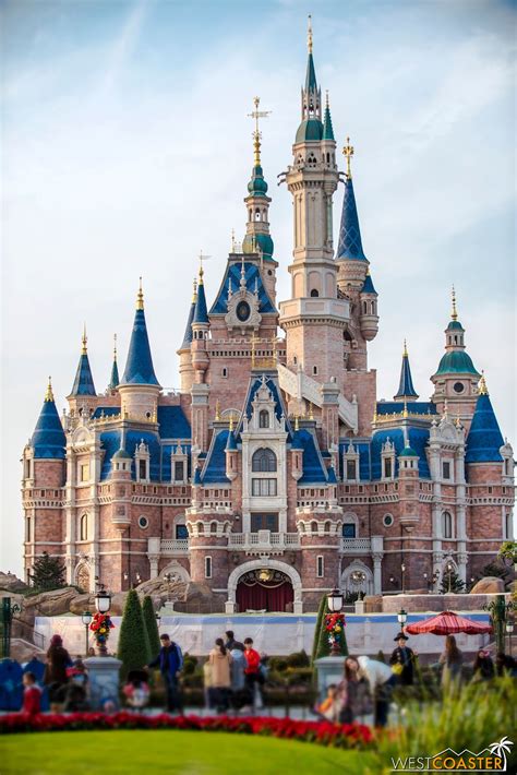 Enchanted Storybook Castle (Shanghai Disneyland) - Walt Disney Theme ...