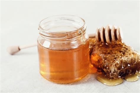 Honeycomb with jar | Free Photo