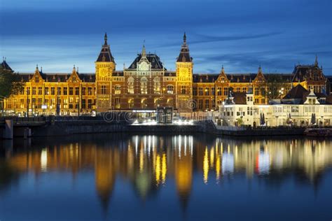 Amsterdam Central Station by Night Editorial Photo - Image of capital, twilight: 76073071