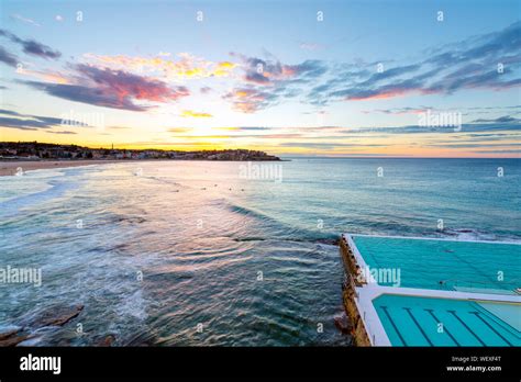 Bondi beach sunrise bondi icebergs hi-res stock photography and images ...