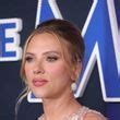 Scarlett Johansson foule le tapis rouge new-yorkais au bras de son époux Colin Jost - Elle