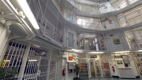 Pentonville prison 'violent and crowded' - BBC News