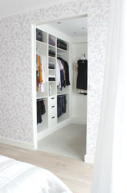 4 Small Walk-In Closet Organization Tips And 28 Ideas - DigsDigs