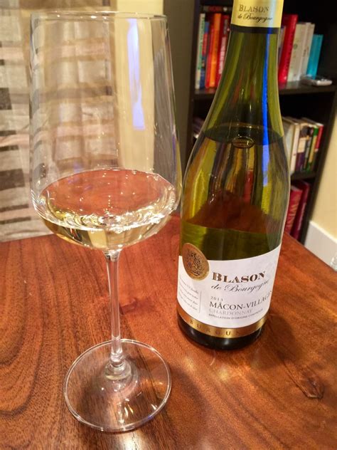 Blason de Bourgogne Mâcon-Villages Chardonnay 2013 - FIrst Pour Wine