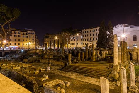 Largo Di Torre Argentina Ruins in Rome Redactionele Stock Afbeelding - Image of exemplaar, rome ...