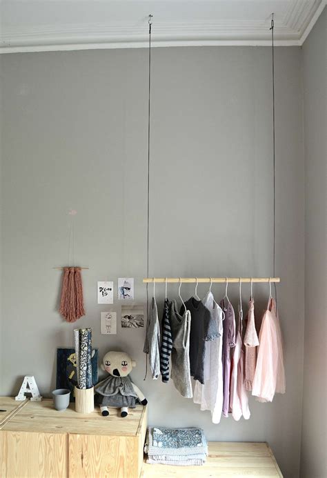 Hang on! With this DIY hanging clothes rack - DIY home decor - Your DIY Family | Hanging clothes ...