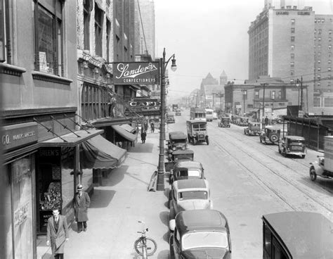 Woodward Avenue, 1930s. (Photo courtesy of WSU Virtual Motor City ...