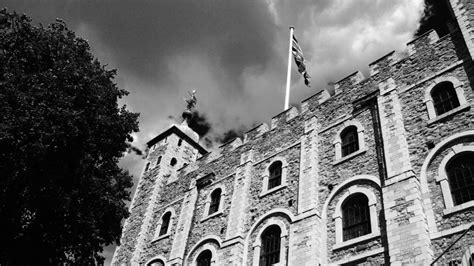 The Tower of London Ghosts: Headless Haunts, Suffocating Sensations and Wandering White Women ...