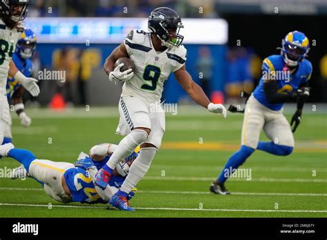 Seattle Seahawks running back Kenneth Walker III (9) avoids being ...