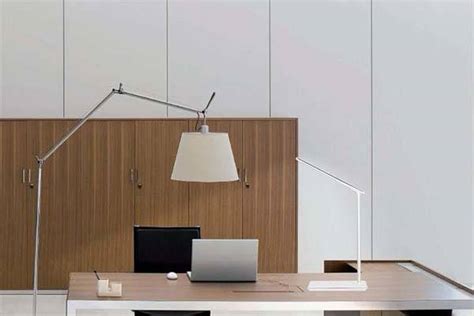 The LED Desk Lamp with Wireless Charging Pad and USB Port | Gadgetsin