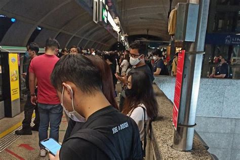 31-year-old man killed on MRT tracks, train services on East-West Line disrupted | The Straits Times