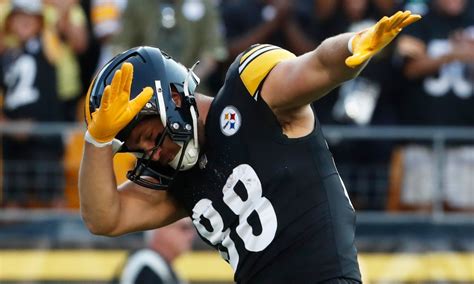 Steelers QB Kenny Pickett connects with TE Pat Freiermuth for TD