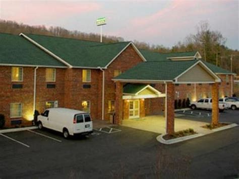 Mountain Inn & Suites Airport - Hendersonville in Naples (NC) - See 2023 Prices