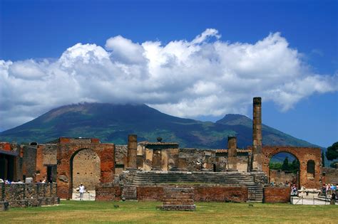 79 AD Mount Vesuvius Volcano Eruption in pompeii