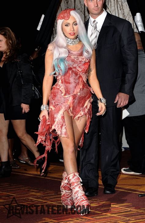 mike richard diaz aza: LADY GAGA Y SU VESTIDO DE "CARNE"