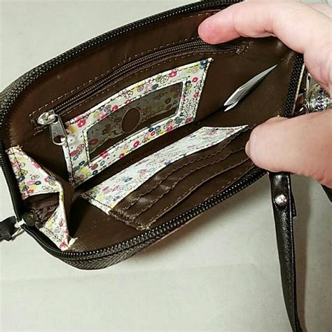 Thirty One - THIRTY ONE Beige Floral Wristlet Wallet from @@lynne's closet on Poshmark