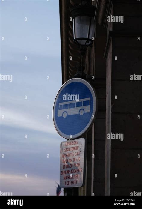 Bus Lane Sign Stock Photo - Alamy