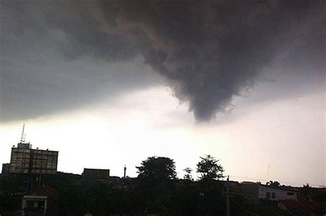 Angin Puting Beliung di Indonesia Mulai Seperti Tornado – Suara Surabaya