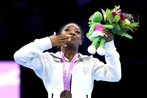 Simone Biles falls on the vault—and still wins silver at the World ...