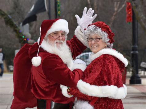 The REAL Santa Claus Lives Near Grand Rapids and We Have His 2022 Schedule - grkids.com