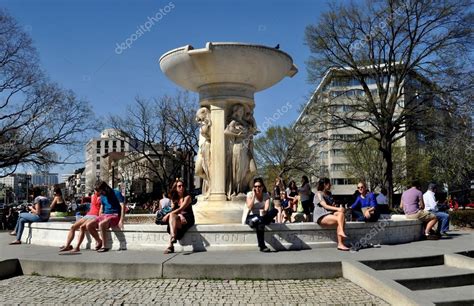 Washington, DC: Dupont Circle Fountain – Stock Editorial Photo ...