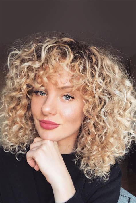 35 Low-Maintenance Soft Curly Bob Haircuts : Honey Blonde Soft Curl Look