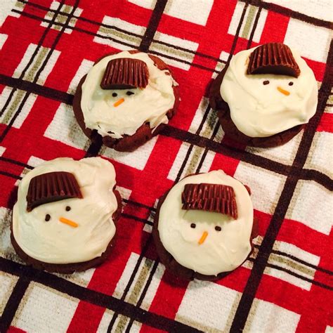 Red velvet snowman cupcakes | Snowman cupcakes, Food themes, Cute food