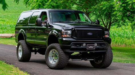 Lifted Diesel Ford Excursion Rolls over the Competition | Ford-trucks