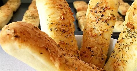 10 Best Garlic Breadsticks with Pizza Dough Recipes | Yummly