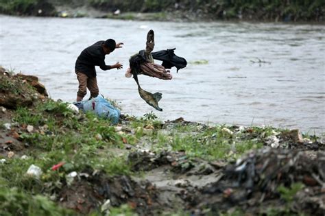 Stop Membuang Sampah di Sungai! Inilah 6 Dampak Buruk yang Bisa Terjadi