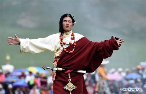 Traditional Tibetan costumes presented in fashion show[1]- Chinadaily.com.cn