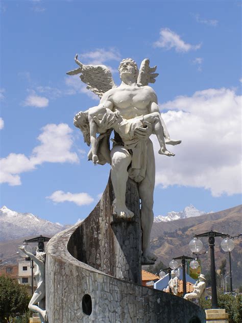 Angel en la Alameda del Río Quilcay - Huaraz - Ancash - Perú | Estatuas ...